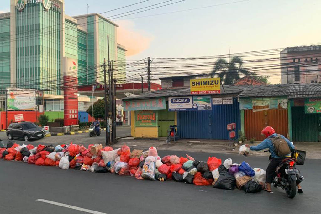 Tumpukan sampah di tepi Jalan Ciledug Raya