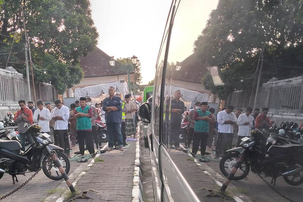 Salat id di Alun-alun Selatan Yogyakarta diikuti salah satu keluarga internal Kraton Yogyakarta, GBPH Prabukusumo. Sementara, yang berperan sebagai imam dan khatib yakni Abdul Jamil, dosen Fakultad Hukum Universitas Islam Indonesia (UII) Yogyakarta. 