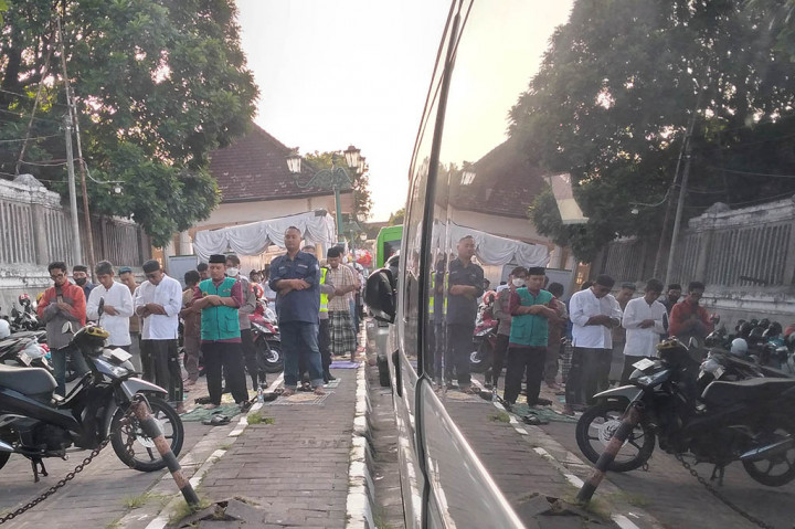 Salat id di Alun-alun Selatan Yogyakarta diikuti salah satu keluarga internal Kraton Yogyakarta, GBPH Prabukusumo. Sementara, yang berperan sebagai imam dan khatib yakni Abdul Jamil, dosen Fakultad Hukum Universitas Islam Indonesia (UII) Yogyakarta. 