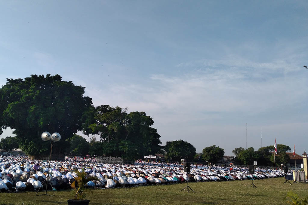  Masyarakat di Yogyakarta memadati kawasan Alun-alun Selatan saat melaksanakan salat Idulfitri pada Jumat pagi, 21 April 2023. Jumlah jemaah kali ini menjadi salah satu yang terbesar karena diperkirakan mencapai 10 ribu. 