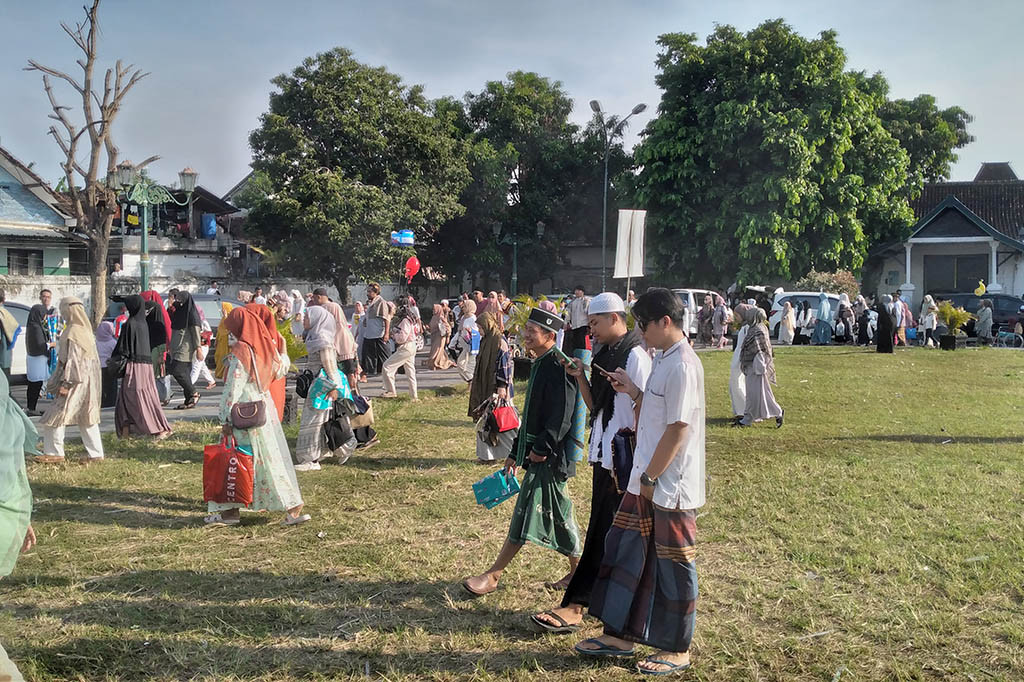 Salat id beserta khutbah itu berlangsung lebih dari 30 menit. Setelah itu, para jemaah membubarkan diri dan ada yang bersalaman antarjemaah.