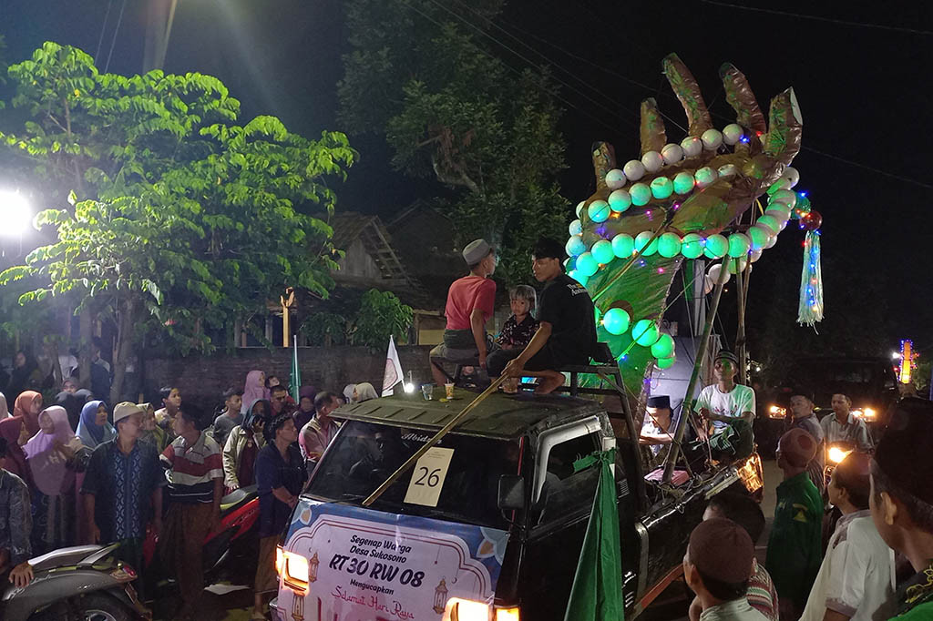 
Masyarakat nampak antusias menyaksikan iring-iringan dengan hiasan miniatur bernuansa islami. Itu seperti masjid, tangan memegang tasbih, rebana, hongga miniatur gapura makam Ratu Kalinyamat. 