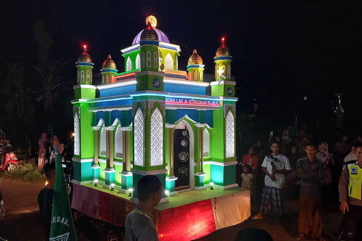 Pawai mobil hias meriahkan takbir keliling di Desa Sukosono Kecamatan Kedung Kabupaten Jepara, Jawa Tengah, Jumat, 21 April 2023. 