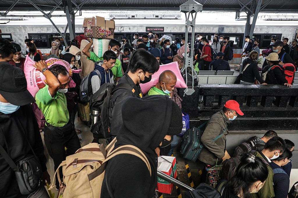 Pemudik tiba di Jakarta menggunakan Kereta Kerta Jaya, dari Stasiun Surabaya Pasar Turi, di Stasiun Pasar Senen, Jakarta, Selasa, 25 April 2023. PT KAI Daop 1 Jakarta memprediksi puncak arus balik Lebaran 2023 terjadi mulai 24-26 April 2023 yang bertepatan pada masa cuti Lebaran berakhir.
