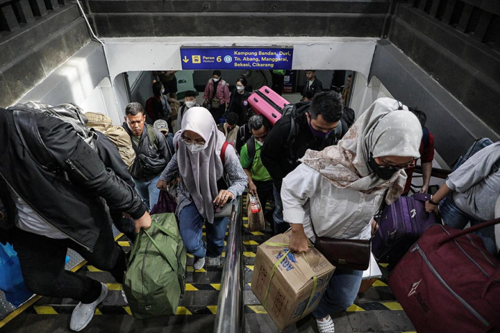 Eva mengatakan, sebagian penumpang juga turun di Stasiun Jakarta Kota, Cikarang, Karawang, dan Cikampek. Jumlah ini meningkat dua kali lipat dari masa normal.