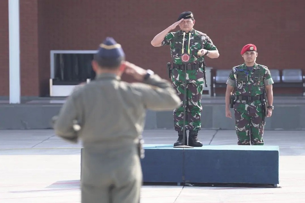  Panglima TNI Laksamana Yudo Margono memberikan arahan kepada Satuan Tugas Evakuasi Warga Negara Indonesia (WNI) di Sudan, saat apel pemberangkatan di Landasan Udara Halim Perdana Kusuma, Jakarta Timur, Senin, 24 April 2023.