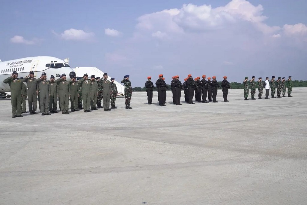 Sebanyak 39 personel yang terdiri dari kru pesawat, dokter, hingga prajurit Komando Pasukan Gerak Cepat (Kopasgat) TNI AU, akan berangkat menggunakan pesawat Boeing 737 TNI AU, Selasa, 25 April 2023 besok untuk mengevakuasi 291 WNI di Port of Sudan.