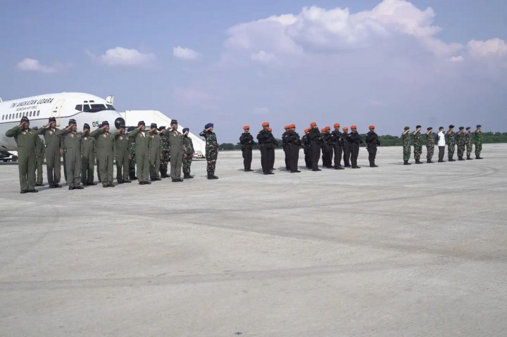 Sebanyak 39 personel yang terdiri dari kru pesawat, dokter, hingga prajurit Komando Pasukan Gerak Cepat (Kopasgat) TNI AU, akan berangkat menggunakan pesawat Boeing 737 TNI AU, Selasa, 25 April 2023 besok untuk mengevakuasi 291 WNI di Port of Sudan.