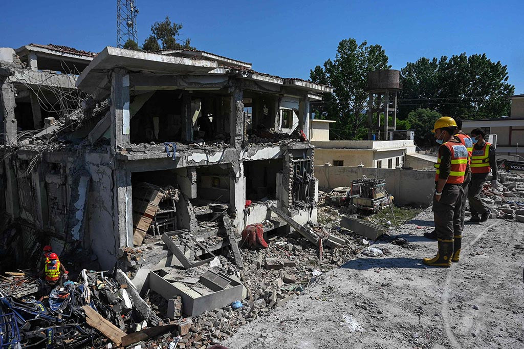 Korban tewas termasuk polisi, lima tersangka teroris ditahan untuk diinterogasi, dan dua bersaudara berusia empat dan enam tahun yang tinggal di dekatnya, kata Akhtar Hayat Gandapur, inspektur jenderal polisi Khyber Pakhtunkhwa, kepada AFP.