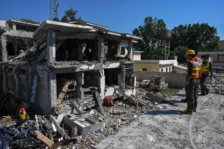 Korban tewas termasuk polisi, lima tersangka teroris ditahan untuk diinterogasi, dan dua bersaudara berusia empat dan enam tahun yang tinggal di dekatnya, kata Akhtar Hayat Gandapur, inspektur jenderal polisi Khyber Pakhtunkhwa, kepada AFP.