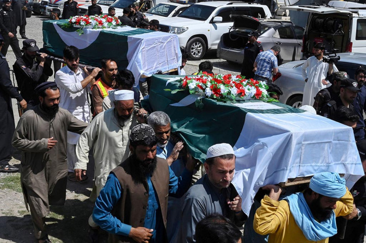 Doa pemakaman sembilan polisi dipersembahkan Selasa pagi dengan peti mati mereka dibungkus dengan bendera nasional.