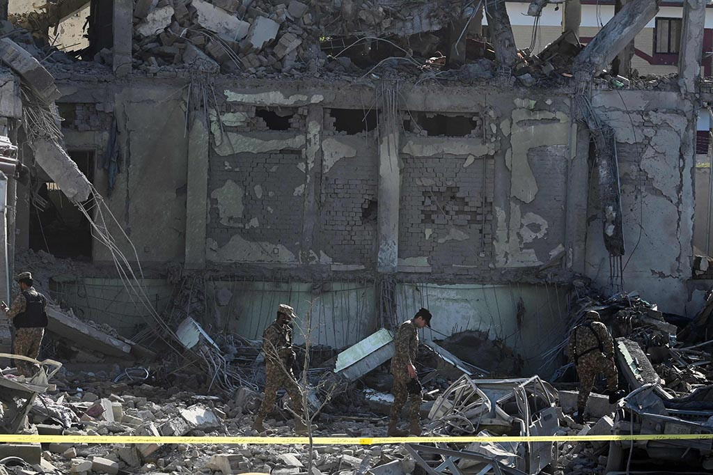 Polisi Swat mengatakan korsleting di ruang bawah tanah yang menyimpan granat dan bahan peledak lainnya adalah penyebab ledakan itu.