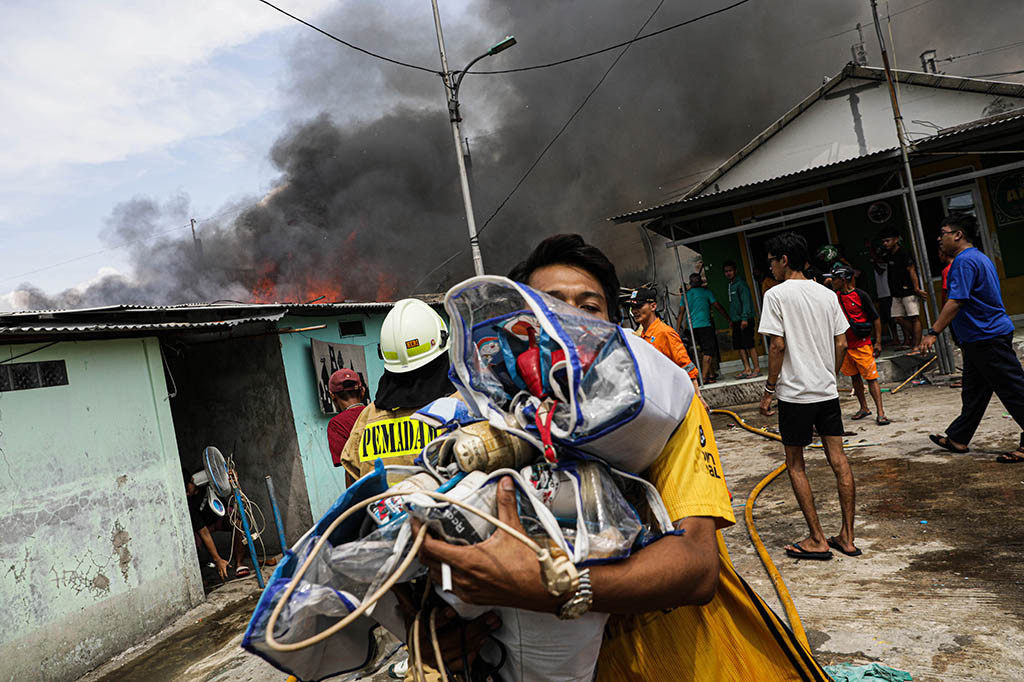 Sedangakan, PT Kereta Api Indonesia (Persero) Daerah Operasional 1 Jakarta Eva Chairunnisa saat dikonfirmasi melalui pesan singkat, Selasa, mengatakan kebakaran tersebut tidak mengganggu perjalanan kereta api yang melintasi Stasiun Jakarta-Kota.