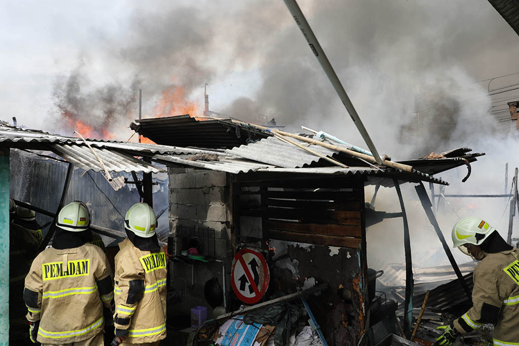 Adapun hingga kini penyebab pasti kebakaran masih diselidiki, namun berdasarkan keterangan sementara dari warga, kebakaran diawali adanya korsleting listrik dari salah satu rumah yang ditinggal mudik.
