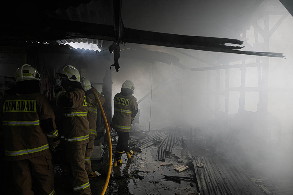 Kepala Sektor Pademangan Suku Dinas Penanggulangan Kebakaran dan Penyelamatan Jakarta Utara Sugiman mengatakan petugas pemadam wilayah gabungan berjibaku menyemprotkan api dengan sumber air dari kali yang berada di dekat lokasi kebakaran.