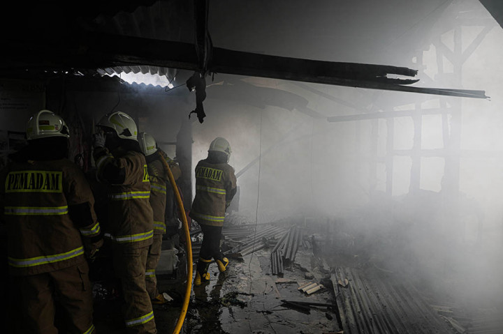Kepala Sektor Pademangan Suku Dinas Penanggulangan Kebakaran dan Penyelamatan Jakarta Utara Sugiman mengatakan petugas pemadam wilayah gabungan berjibaku menyemprotkan api dengan sumber air dari kali yang berada di dekat lokasi kebakaran.