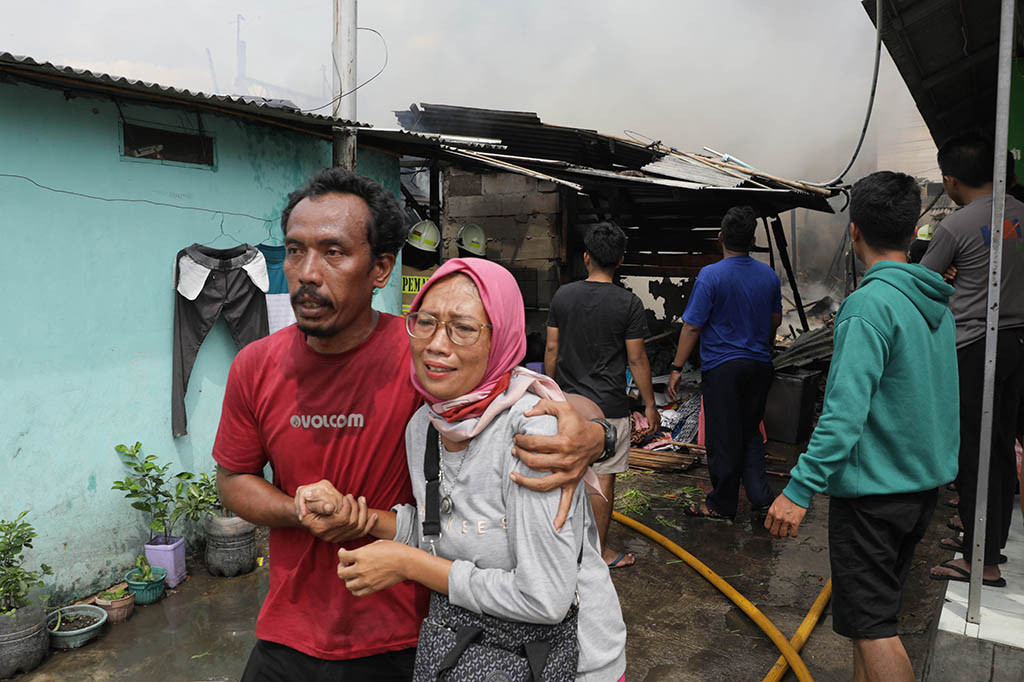 Petugas langsung melokalisir api untuk menghentikan kemungkinan api merambat ke objek lain di sekitarnya.