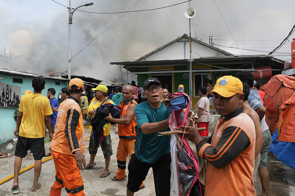 Petugas Dinas Penanggulangan Kebakaran dan Penyelamatan DKI Jakarta sudah mengerahkan 18 unit pemadam wilayah gabungan (delapan unit Sudin Gulkarmat Jakarta Utara, tujuh unit Sudin Gulkarmat Jakarta Pusat, dan tiga unit Sudin Gulkarmat Jakarta Barat) beserta 90 personel.