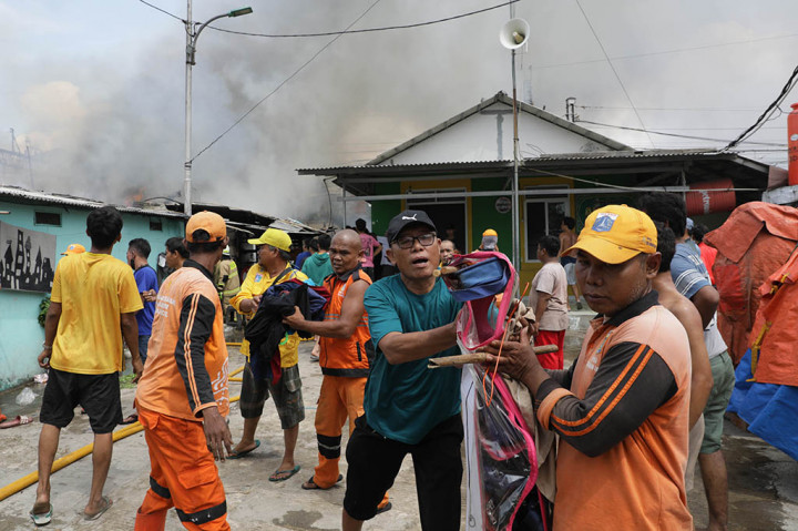 Petugas Dinas Penanggulangan Kebakaran dan Penyelamatan DKI Jakarta sudah mengerahkan 18 unit pemadam wilayah gabungan (delapan unit Sudin Gulkarmat Jakarta Utara, tujuh unit Sudin Gulkarmat Jakarta Pusat, dan tiga unit Sudin Gulkarmat Jakarta Barat) beserta 90 personel.