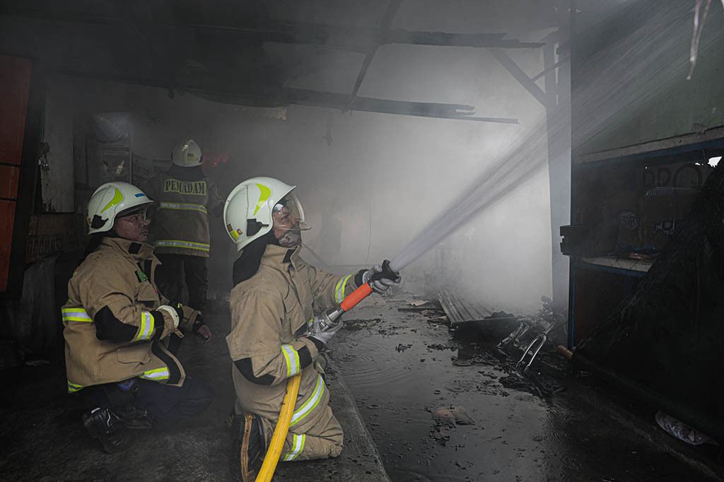 Kebakaran terjadi pada bangunan rumah tinggal semi permanen di kawasan= pemukiman penduduk Kampung Muka di Jalan Kencur RT003/RW004 Ancol, Pademangan, Jakarta Utara.