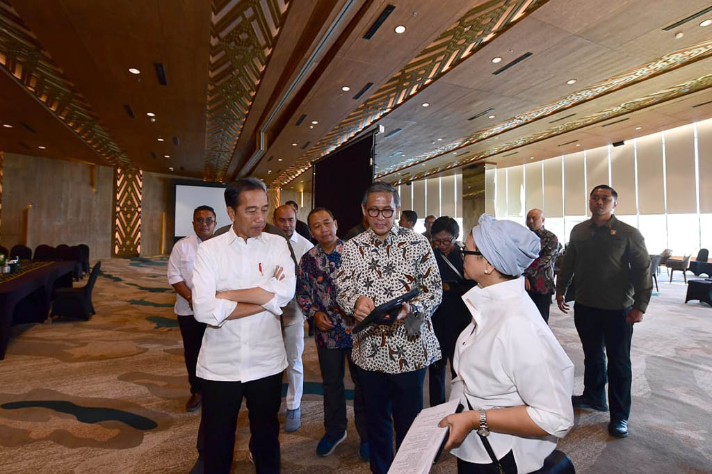 Kepala Negara didampingi juga oleh Menteri Luar Negeri Retno Marsudi serta Gubernur NTT Viktor Bungtilu Laiskodat dan istri, Julie Sutrisno Laiskodat.