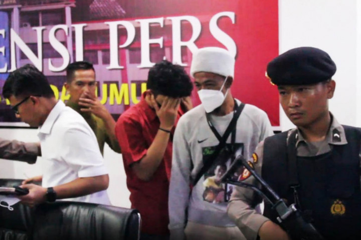 Diketahui dalam video viral yang beredar di media sosial, AKBP Achiruddin Hasibuan malah membiarkan anaknya Aditya melakukan penganiayaan terhadap Ken Admiral pada 22 Desember 2022 pukul 02.30 WIB di kediamannya. Ia bahkan memerintahkan sejumlah orang tidak memisahkan aksi anaknya. Sebaliknya ia menyusuh orang untuk mengambil senjata laras panjang yang ada di dalam rumah. 