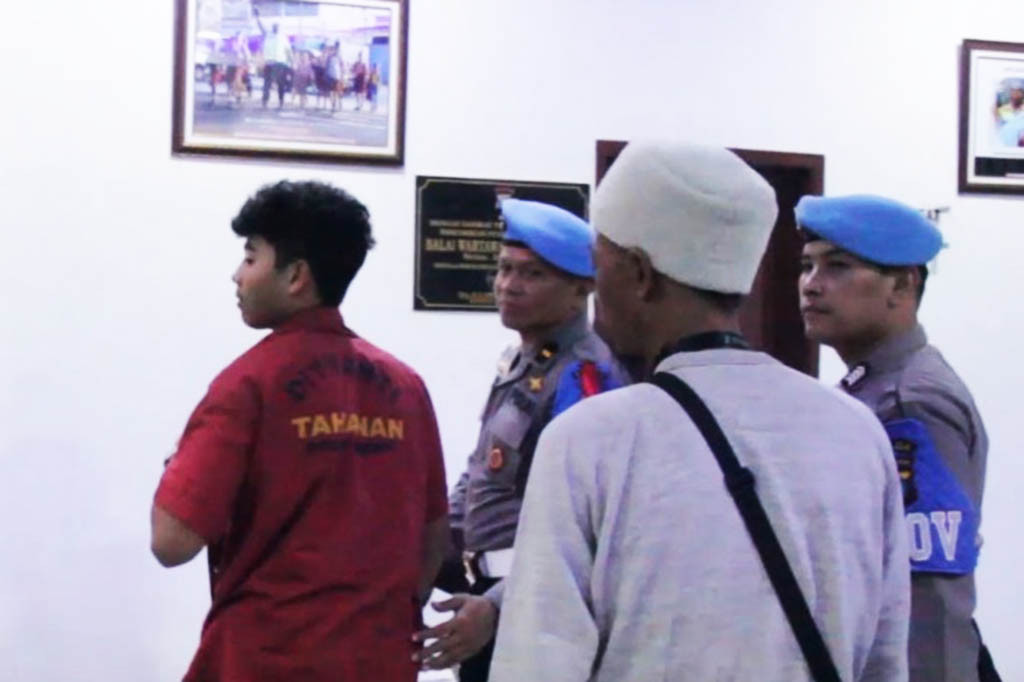 Kepala Bid Ops Direktorat Reserse Narkoba Polda Sumatra Utara AKBP Achiruddin Hasibuan (baju hijau) dan anaknya Aditya Hasibuan (baju tahanan) diperlihatkan saat konferensi pers kasus penganiayaan terhadap seorang mahasiswa bernama Ken Admiral, pada 22 Desember 2022 lalu, di Mapolda Sumatra Utara, Rabu, 26 April 2023 dini hari.