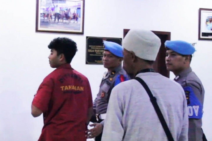 Kepala Bid Ops Direktorat Reserse Narkoba Polda Sumatra Utara AKBP Achiruddin Hasibuan (baju hijau) dan anaknya Aditya Hasibuan (baju tahanan) diperlihatkan saat konferensi pers kasus penganiayaan terhadap seorang mahasiswa bernama Ken Admiral, pada 22 Desember 2022 lalu, di Mapolda Sumatra Utara, Rabu, 26 April 2023 dini hari.