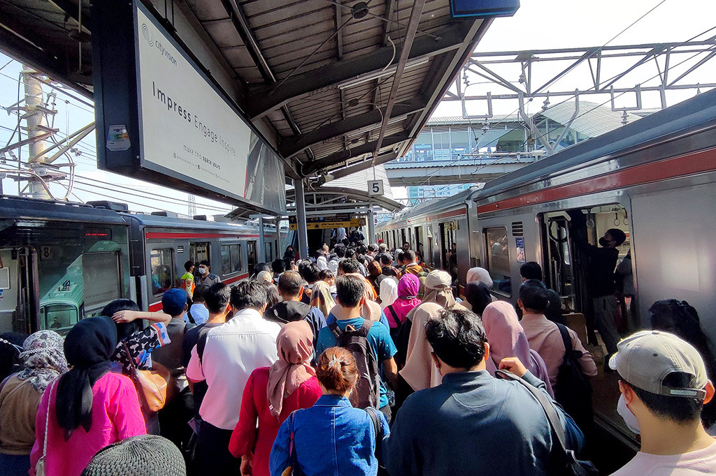 Kenaikan jumlah penumpang KRL pada libur Lebaran tahun ini berkisar di angka 17-20 persen, salah satu faktor yang menyebabkan kenaikan itu adalah tidak ada lagi pembatasan aktivitas.