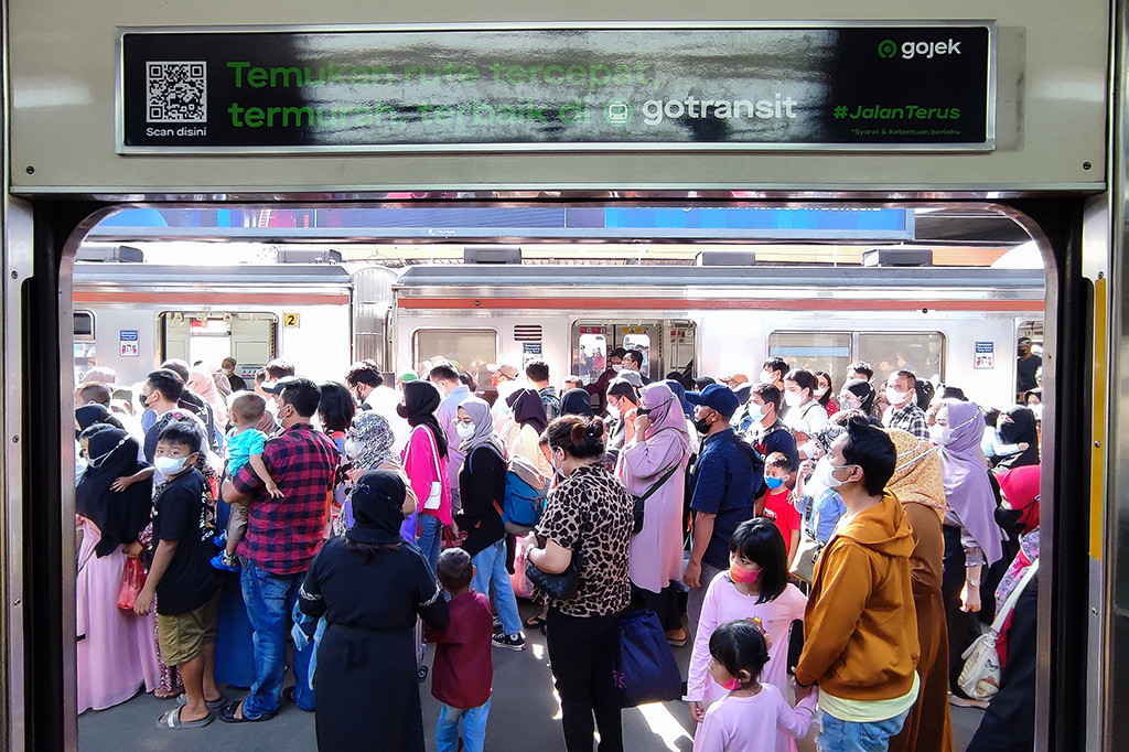 Kendati libur Lebaran bersama sudah berakhir, KAI Commuter masih menjadi idola warga Jabodetabek dengan mencatat jumlah volume tertinggi pengguna KRL terjadi pada H+1 dan H+2 Lebaran dengan jumlah pengguna KRL mencapai lebih dari 1 juta orang per hari.