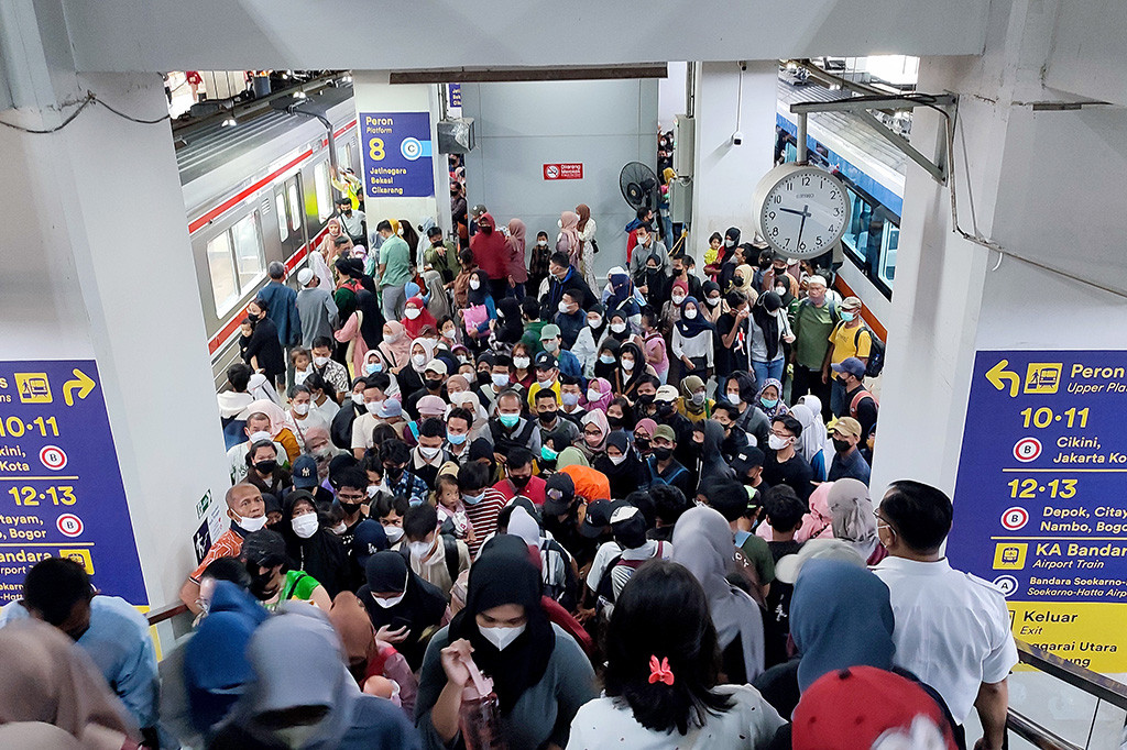 Kondisi kepadatan penumpang yang akan berpindah peron terlihat di Stasiun Manggarai, dan Stasiun Tanah Abang, Jakarta, Rabu, 26 April 2023.