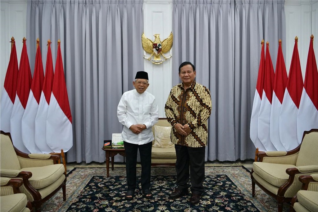 Prabowo tampak mengenakan batik bernuansa coklat dipadukan dengan celana panjang hitam. Ia pun mengungkapkan kebahagiaannya dapat bersilaturahmi dengan Ma'ruf Amin dalam nuansa hari yang fitri. Keduanya berbincang ringan soal kegiatan yang telah dilakukan pada perayaan Lebaran.
