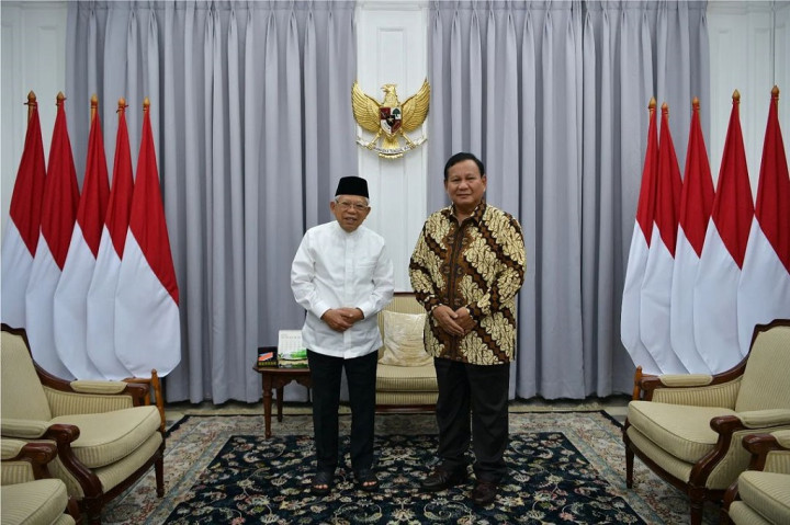 Prabowo tampak mengenakan batik bernuansa coklat dipadukan dengan celana panjang hitam. Ia pun mengungkapkan kebahagiaannya dapat bersilaturahmi dengan Ma'ruf Amin dalam nuansa hari yang fitri. Keduanya berbincang ringan soal kegiatan yang telah dilakukan pada perayaan Lebaran.