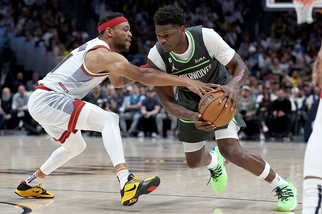 Denver Nuggets menyingkirkan Minnesota Timberwolves dari kompetisi pascamusim NBA usai mengalahkannya dengan skor 112-109 pada laga kelima babak playoff NBA Wilayah Barat yang digelar di Pepsi Center Colorado, Rabu, 26 April 2023 WIB.