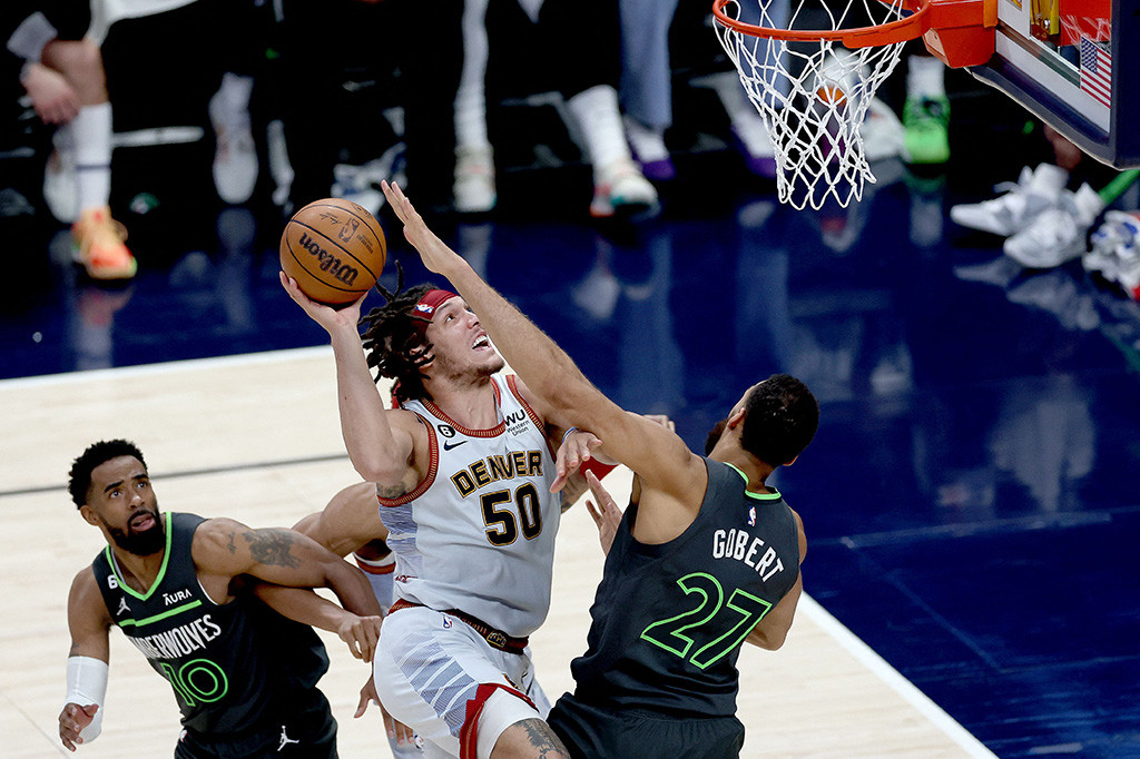 Timberwolves sebenarnya memulai laga dengan baik di mana mereka bisa unggul hingga 15 poin pada kuarter pertama. Namun para penggawa Nuggets melawan di kuarter kedua yang mengakibatkan kedudukan berbalik. Nuggets unggul tipis 48-47 di penutupan babak pertama.