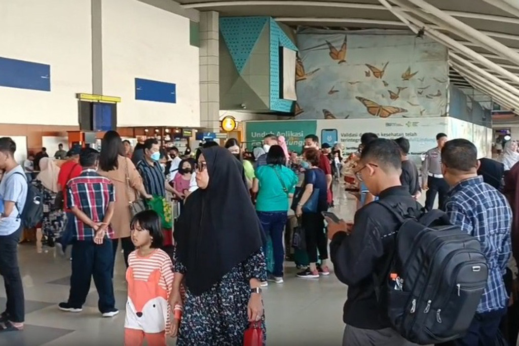 Pergerakan penumpang pada puncak arus balik di Bandara Internasional Sultan Hasanuddin, di Maros, Sulawesi selatan, Rabu, 26 April 2023, mencapai 32.978 penumpang atau naik sebesar 28 persen. Tujuan terbanyak didominasi Jakarta, Surabaya serta Kendari.