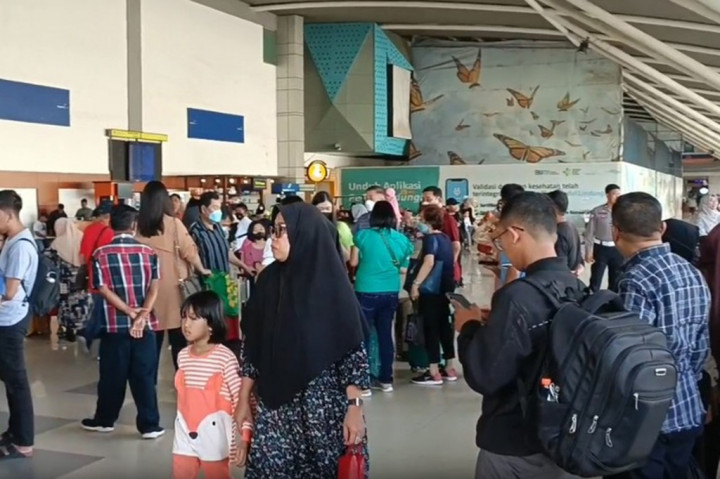 Pergerakan penumpang pada puncak arus balik di Bandara Internasional Sultan Hasanuddin, di Maros, Sulawesi selatan, Rabu, 26 April 2023, mencapai 32.978 penumpang atau naik sebesar 28 persen. Tujuan terbanyak didominasi Jakarta, Surabaya serta Kendari.