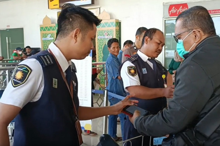 Pergerakan penumpang pada puncak arus balik di Bandara Internasional Sultan Hasanuddin, di Kabupaten Maros, Sulawesi selatan sudah mencapai puncaknya.