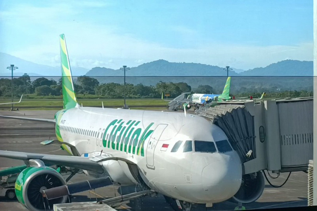 Hal tersebut dipengaruhi oleh momentum arus balik lebaran, dimana masa libur sekolah dan cuti bersama sudah berakhir. Kepadatan penumpang begitu terlihat di terminal keberangkatan, konter chek in, serta ruang tunggu bandara.