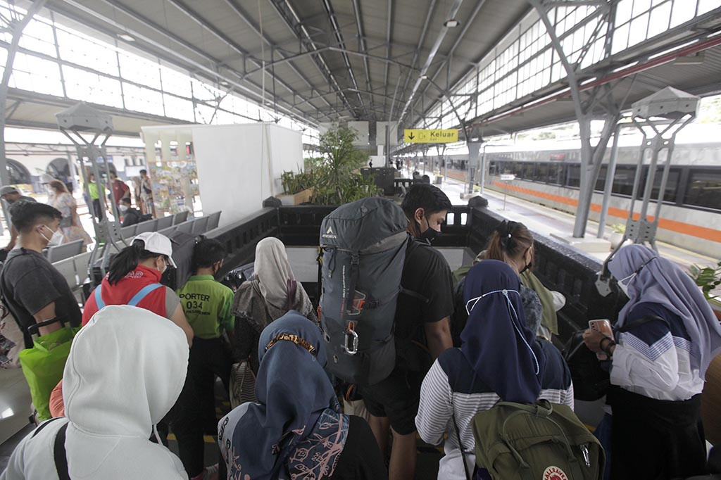 Pemudik asal Garut yang menumpangi Kereta Api Cikuray tiba di Stasiun Pasar Senen, Jakarta, Kamis, 27 April 2023.