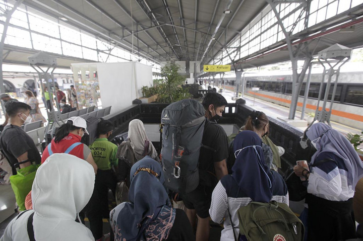 Pemudik asal Garut yang menumpangi Kereta Api Cikuray tiba di Stasiun Pasar Senen, Jakarta, Kamis, 27 April 2023.