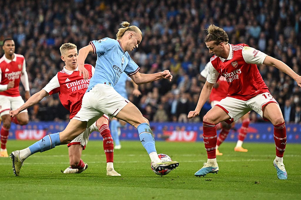 Tertinggal tiga gol, Arsenal baru mampu memperkecil ketertinggalan pada menit ke-86 setelah Rob Holding membobol gawang dari Manchester City usai memanfaatkan umpan Leandro Trossard sehingga skor berubah menjadi 1-3.
