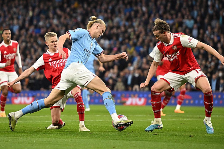Tertinggal tiga gol, Arsenal baru mampu memperkecil ketertinggalan pada menit ke-86 setelah Rob Holding membobol gawang dari Manchester City usai memanfaatkan umpan Leandro Trossard sehingga skor berubah menjadi 1-3.