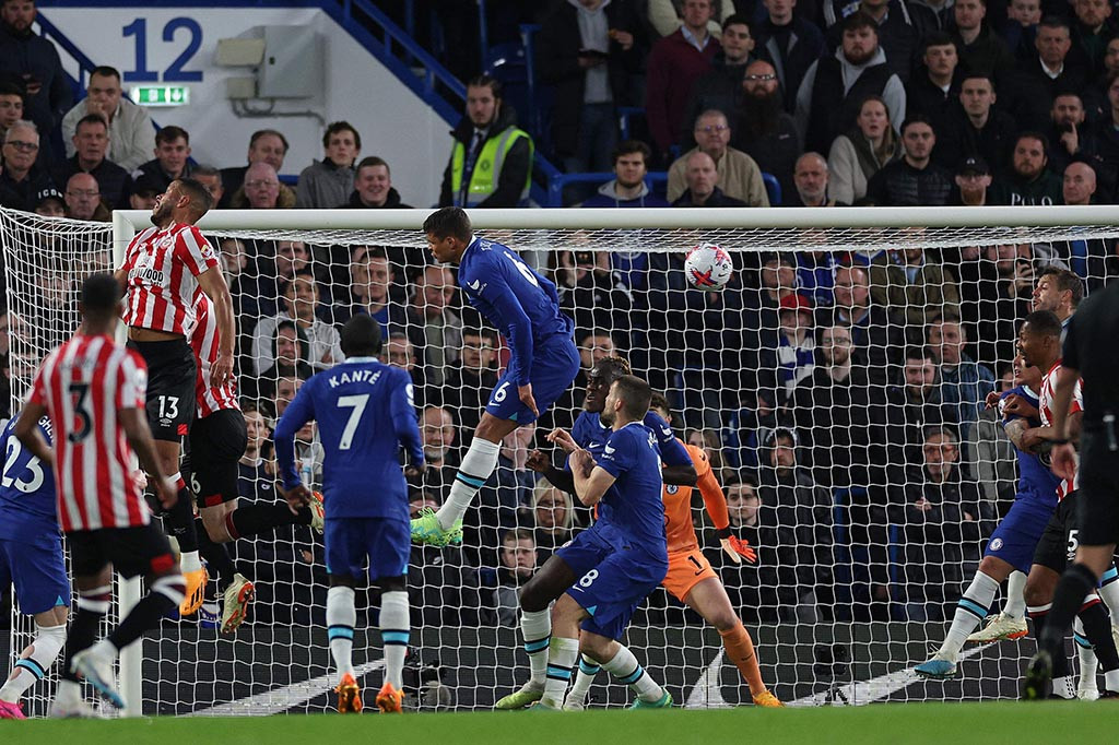Brentford membuka keunggulan ketika sundulan Mathias Jorgensen terkena Cesar Azpilicueta yang selanjutnya bola masuk ke gawang Chelsea sehingga skor berubah menjadi 1-0.