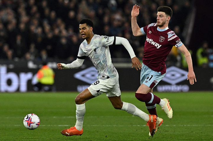 Enam menit kemudian, Liverpool mampu menyamakan kedudukan setelah tendangan keras Gakpo dari luar kotak penalti menaklukkan Lukasz Fabianski. Skor berubah menjadi 1-1.