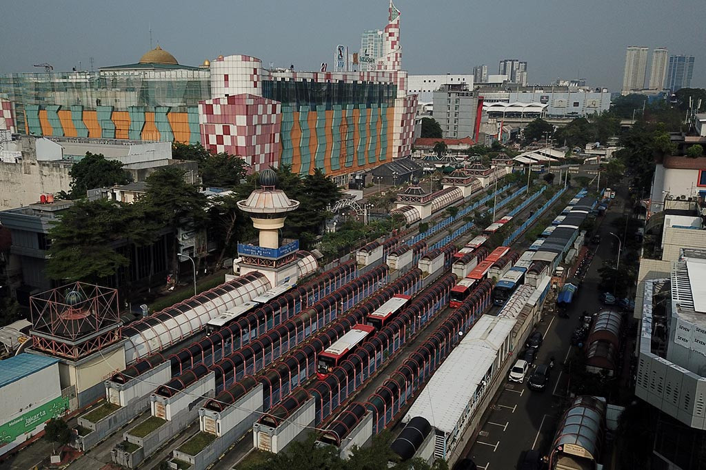 Foto udara antrean bus di Terminal Blok M, Jakarta Selatan, Kamis, 27 April 2023. 