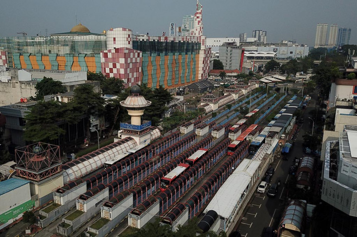 Foto udara antrean bus di Terminal Blok M, Jakarta Selatan, Kamis, 27 April 2023. 
