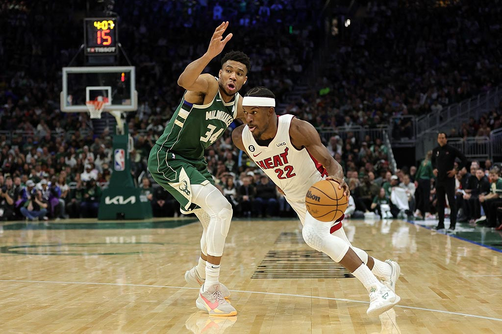 Jimmy Butler mencetak 42 poin saat Miami Heat melakukan comeback menakjubkan lainnya untuk mengirim unggulan teratas Milwaukee Bucks tersingkir dari playoff NBA dalam perpanjangan waktu pada hari Rabu, 26 April 2023.