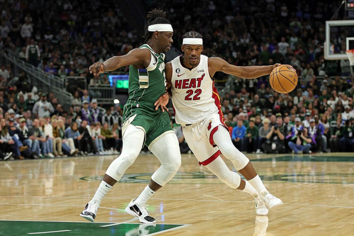 Namun Bucks yang menyelesaikan musim reguler di puncak Wilayah Timur dengan rekor terbaik di NBA dibiarkan menyesali kehancuran kuarter keempat saat Miami merayakannya di arena Fiserv Forum di Milwaukee.