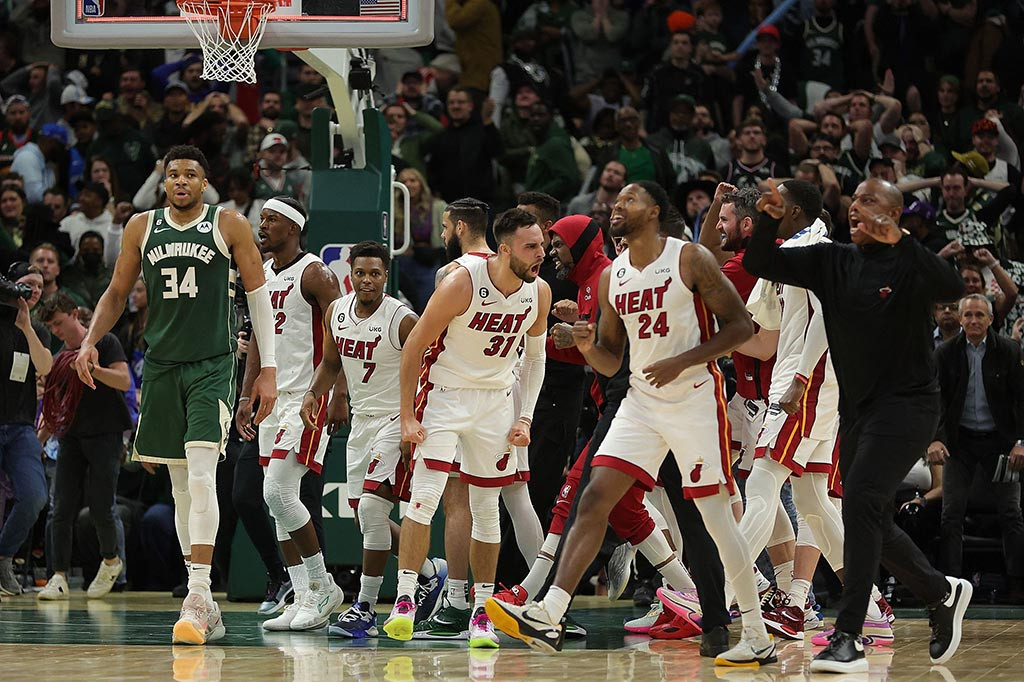 Miami kemudian memimpin sepanjang perpanjangan waktu dengan Giannis Antetokounmpo dari Milwaukee melepaskan pelanggaran yang merugikan dengan waktu tersisa 40 detik yang memungkinkan Heat memimpin 128-124.